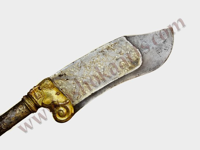 Bhuj, dagger or axe-knife with a hidden Gupti in the handle. Early 18th  Century, made of Damascus steel and blade are damascened in floral design  in gold. Salar Jung Museum, Hyderabad, India. [